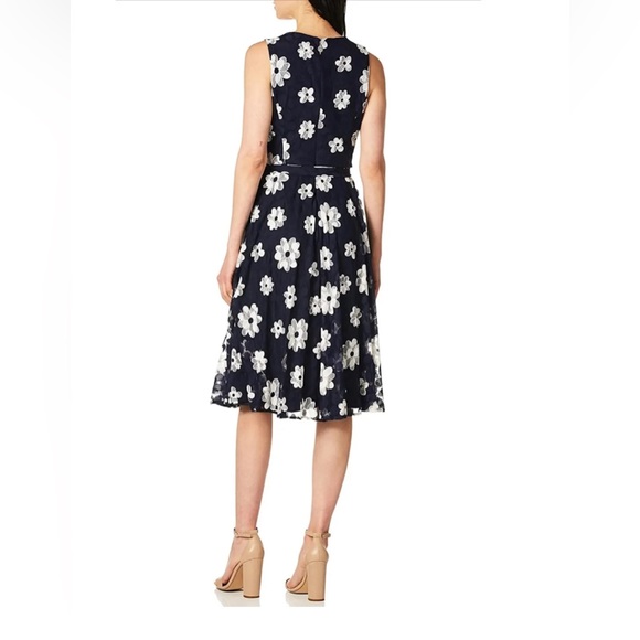 Tommy Hilfiger EUC Daisy Lace Floral Navy and White Belted Sleeveless Midi Dress - Picture 2 of 11